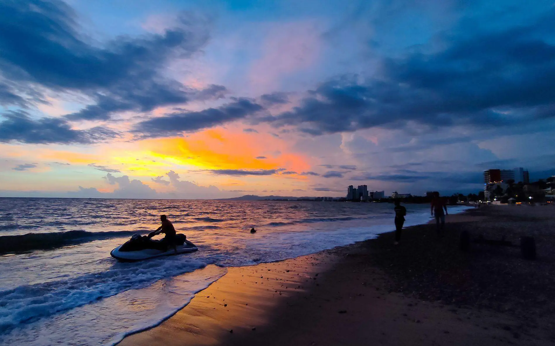 944768_Atardecer Puerto Vallarta-4_web